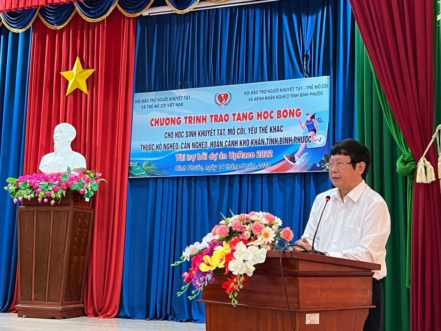 Ông Đỗ Mạnh Hùng – Phó Chủ tịch Hội Bảo trợ Người khuyết tật  và Trẻ mồ côi Việt Nam phát biểu trong buổi tặng quà