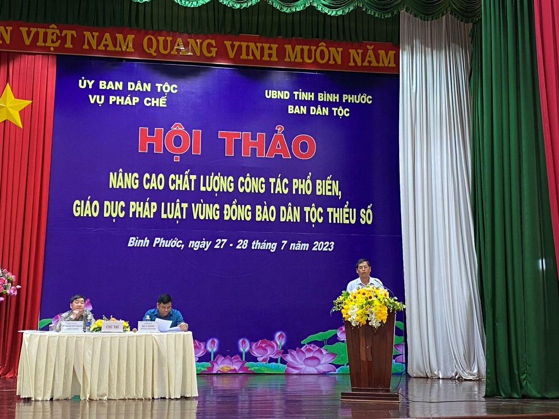 Đồng chí Ma Ly Phước, TUV, Phó Trưởng ban Thường trực Ban Dân vận Tỉnh ủy  phát biểu tham luận tại hội thảo
