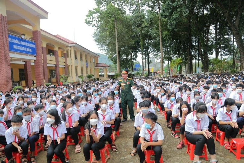 CLB GDTT cho thế hệ trẻ thị xã Phước Long tổ chức chương trình “Ông kể cháu nghe” nói chuyện truyền thống cho học sinh trường THCS xã Phước Tín, thị xã Phước Long