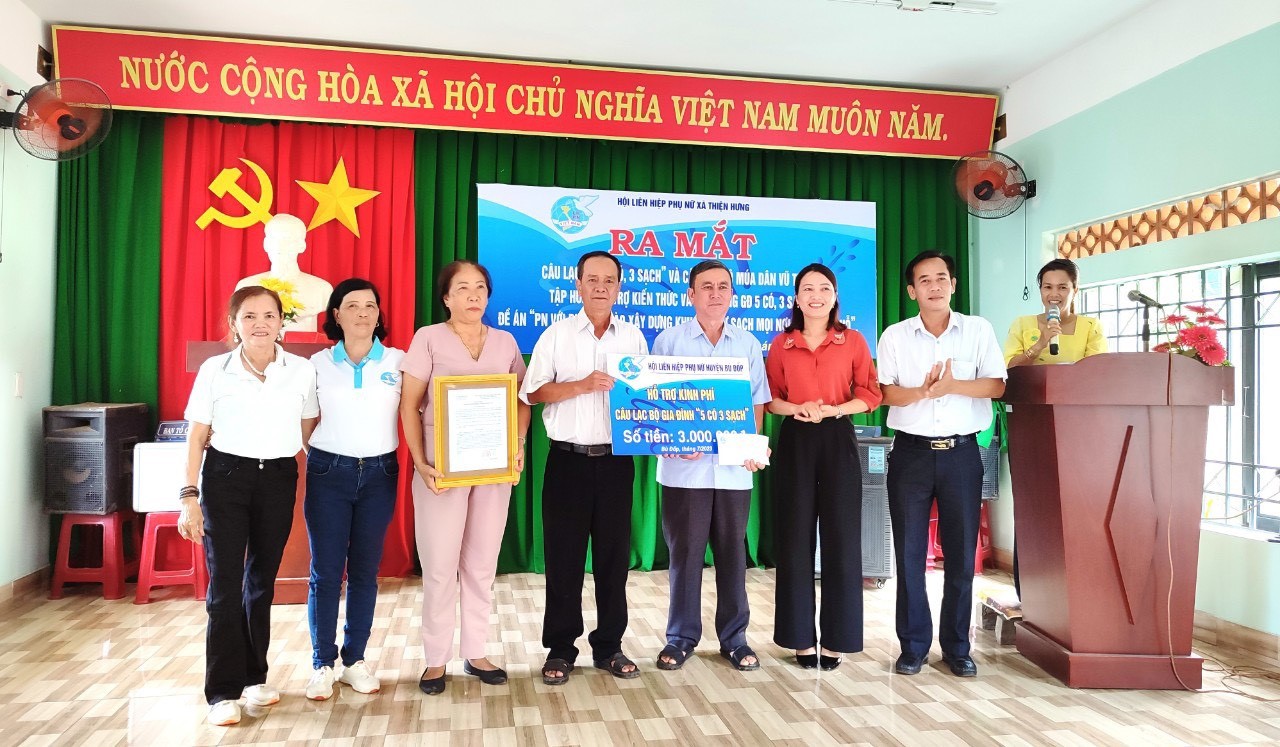 Lãnh đạo LHPN huyện và xã Thiện Hưng trao kinh phí hỗ trợ cho mô hình câu lạc bộ