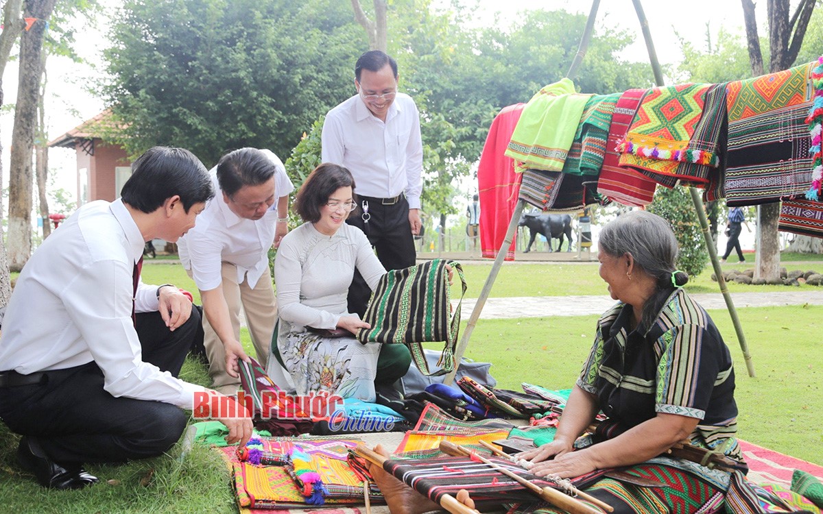 Lãnh đạo tỉnh và huyện Bù Đăng tham quan sản phẩm thổ cẩm của đồng bào M'nông ở Bình Phước
