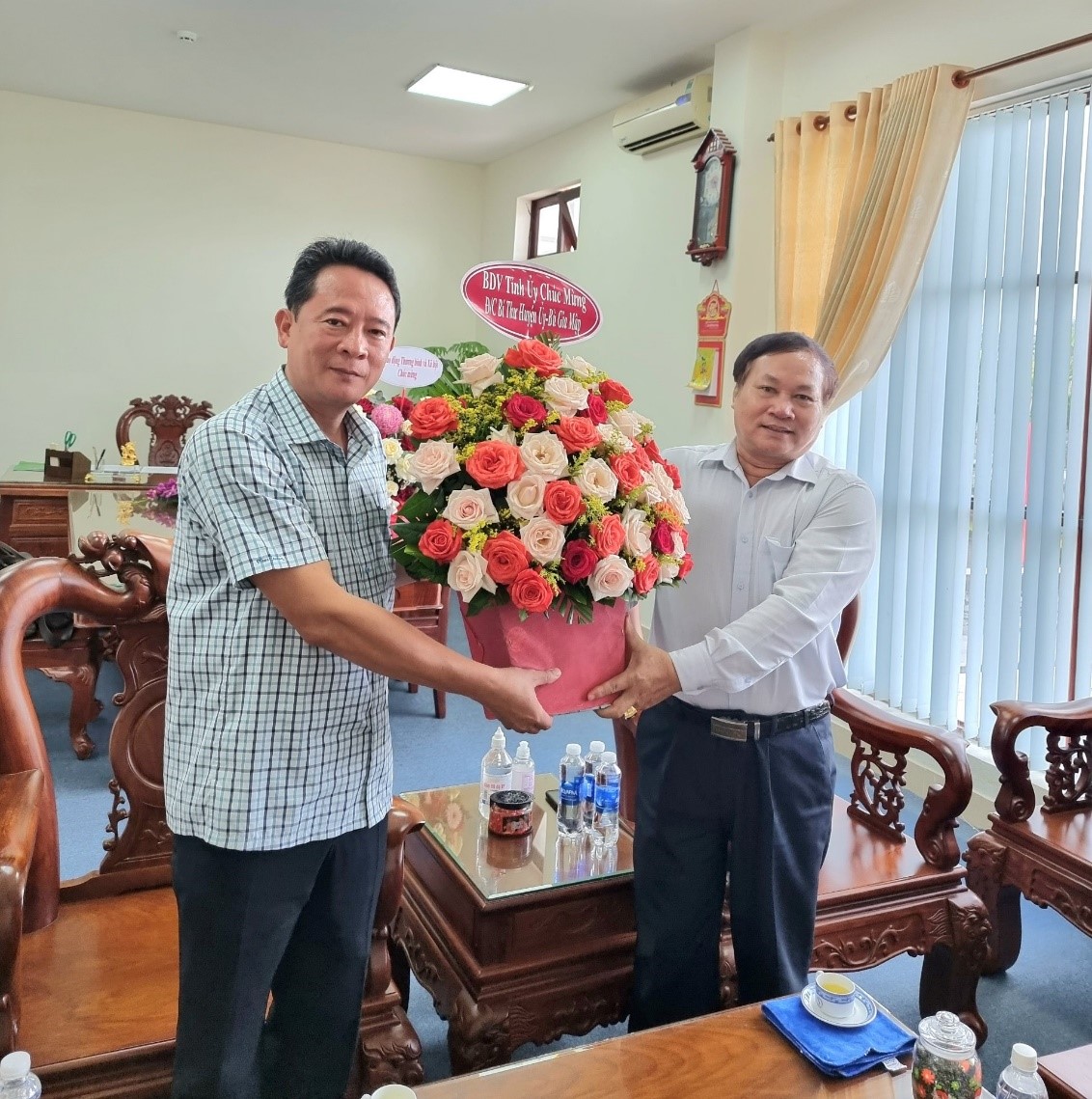 Đồng chí Trịnh Thanh Tuệ - Phó Trưởng Ban Dân vận Tỉnh ủy  tặng hoa chúc mừng tân Bí thư Huyện ủy Bù Gia Mập Lý Trọng Nhân
