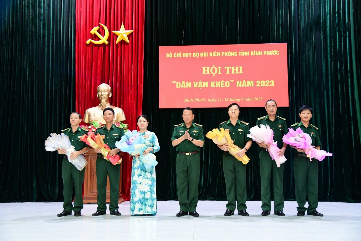 Đồng chí Hoàng Văn Thành, Bí thư Đảng ủy, Chính ủy BCH BĐBP tỉnh, Trưởng Ban tổ chức hội thi tặng hoa cho Ban Giám khảo