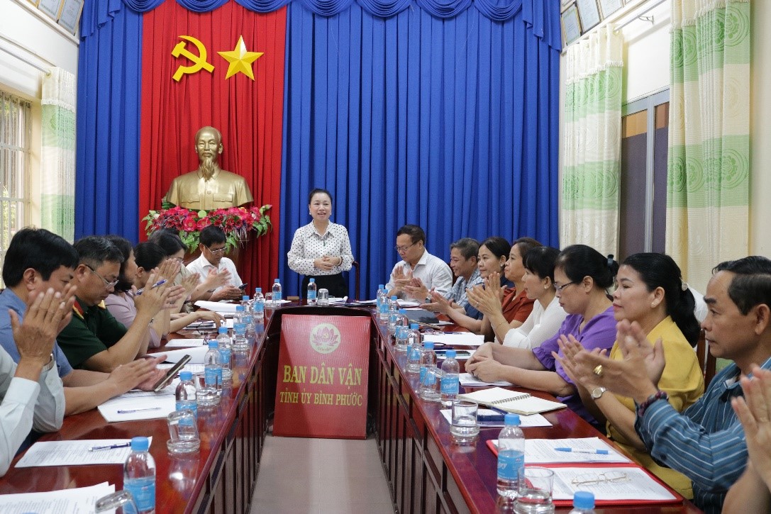 Đồng chí Lê Thị Xuân Trang - UVBTV, Trưởng Ban Dân vận Tỉnh ủy, Chủ tịch Ủy ban MTTQVN tỉnh phát biểu tại cuộc họp