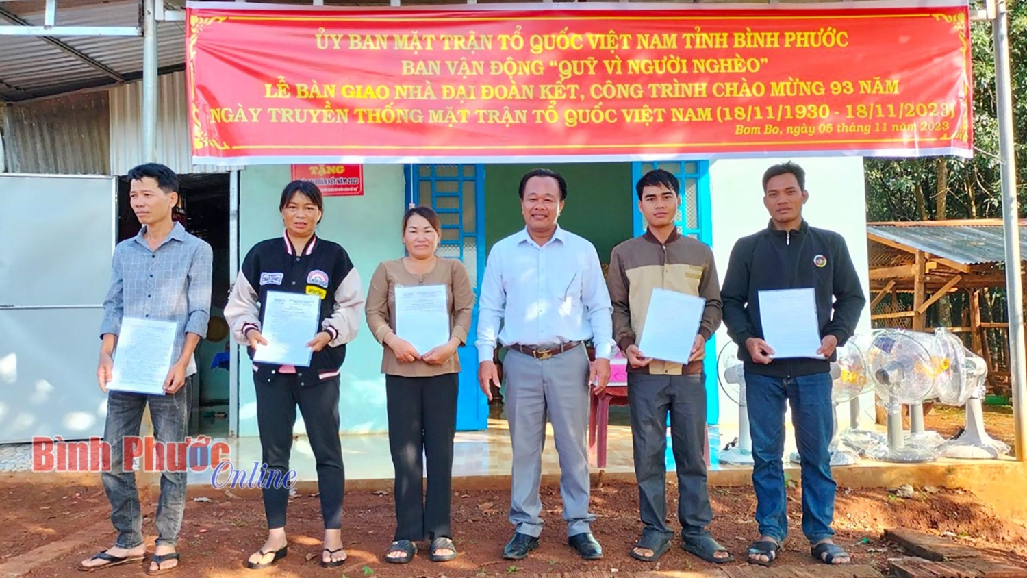 UVBTV, Trưởng ban Dân vận Huyện ủy, Chủ tịch UBMTTQVN huyện Lê Thanh Hải trao quyết định  bàn giao nhà cho các hộ nghèo tại xã Bom Bo (Ảnh: Báo Bình Phước Online)