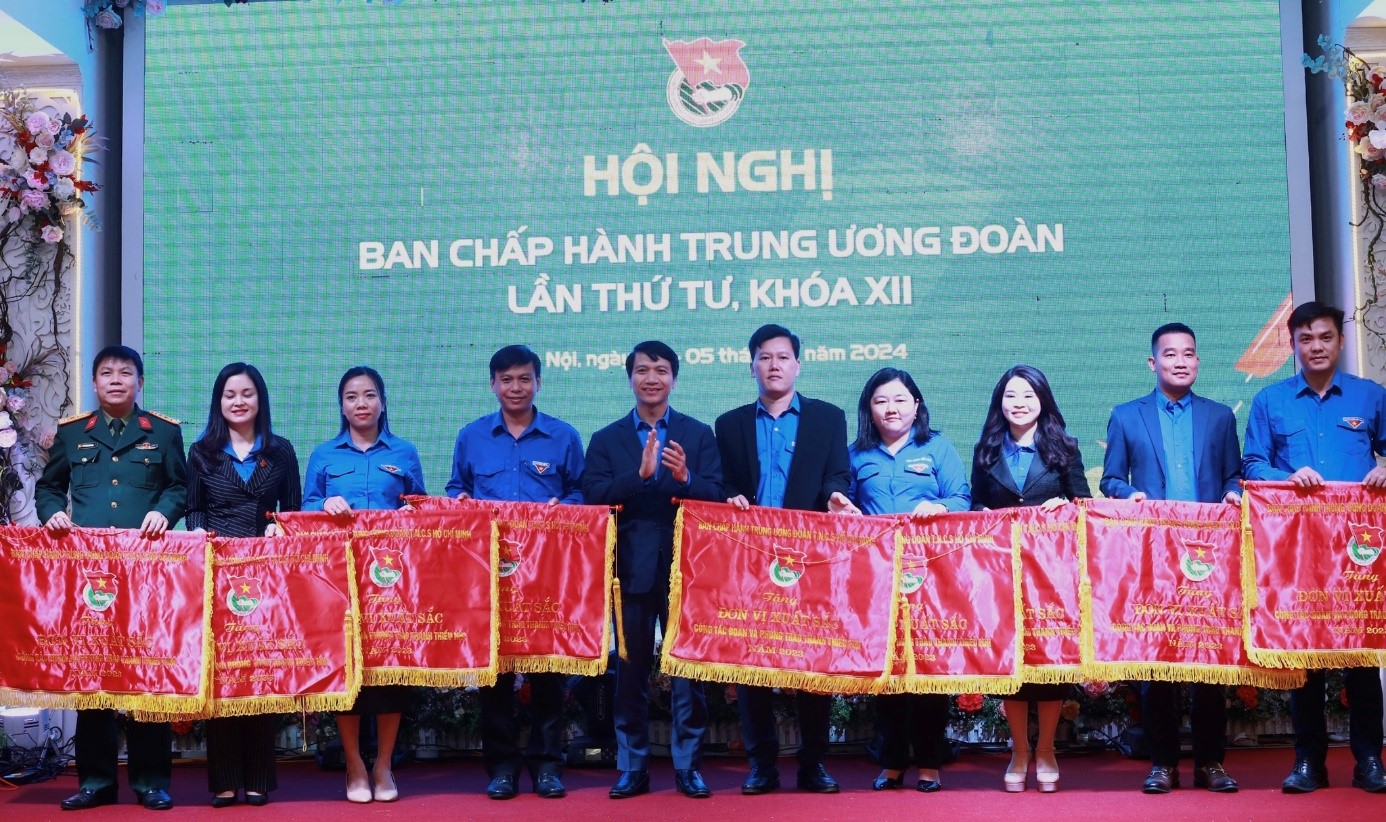 Thường trực Bí thư Trung ương Đoàn Nguyễn Ngọc Lương trao cờ thi đua xuất sắc trong công tác đoàn và phong trào thanh thiếu nhi cấp tỉnh năm 2023 cho tỉnh Bình Phước và các đơn vị
