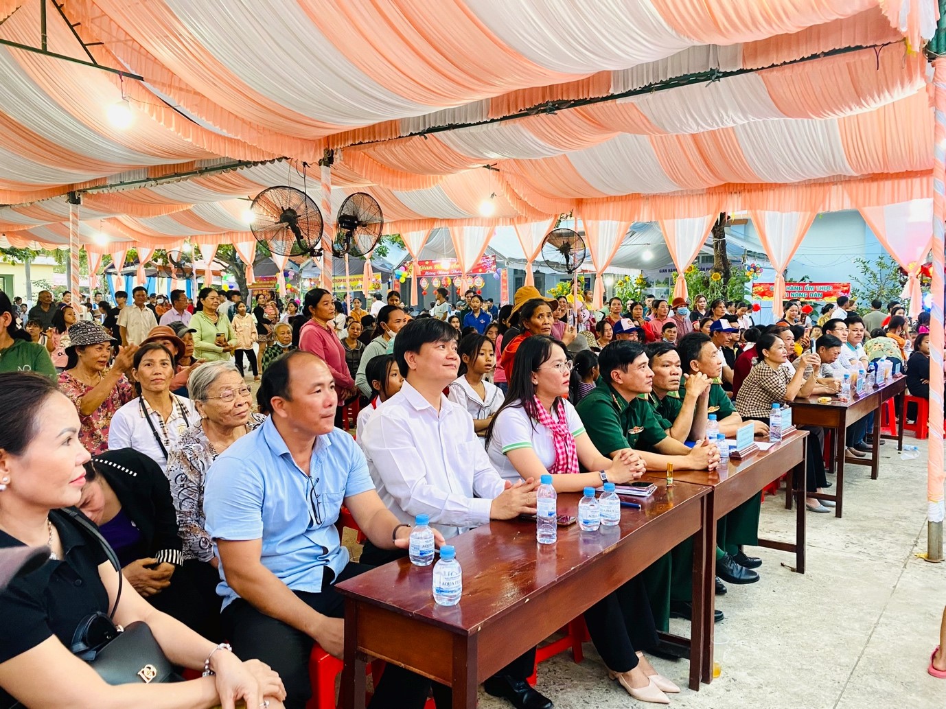 Đại biểu đại diện các cơ quan, đơn vị cùng đông đảo nhân dân xã Lộc thành cùng tham dự Chương trình