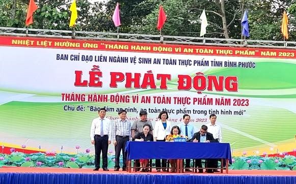 Lãnh đạo UBND tỉnh Bình Phước cùng các lãnh đạo của 3 ngành Y tế - Nông nghiệp và Phát triển Nông thôn – Công thương chứng kiến các doanh nghiệp ký cam kết thực hiện bảo đảm ATTP