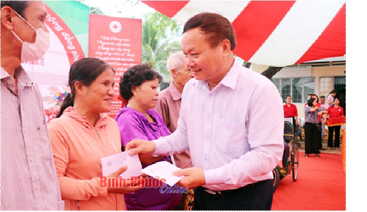 Đồng chí Trịnh Thanh Tuệ- Phó Trưởng Ban Dân vận Tỉnh ủy tặng quà cho các hộ dân                                   có hoàn cảnh khó khăn tại Lễ phát động Tháng nhân đạo năm 2023 (Nguồn ảnh: Báo Bình Phước Online).