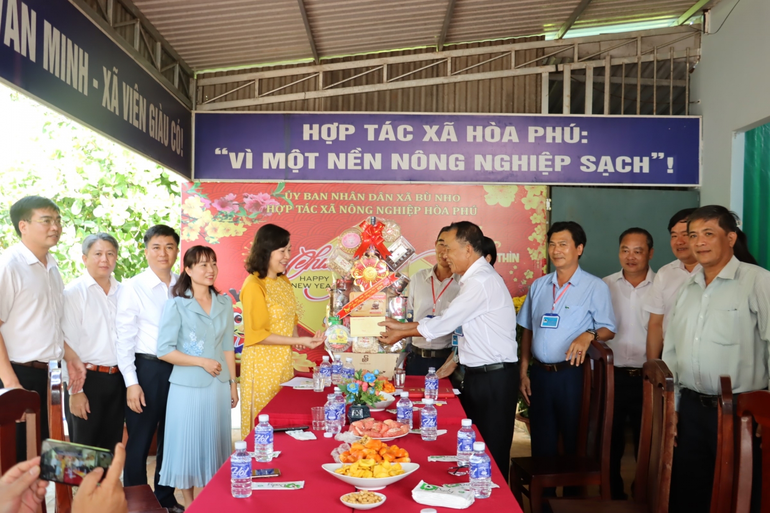 Đồng chí Huỳnh Thị Hằng – Phó Bí thư Thường trực Tỉnh ủy, Chủ tịch HĐND tỉnh thăm, tặng quà chúc tết HTX Hòa Phú