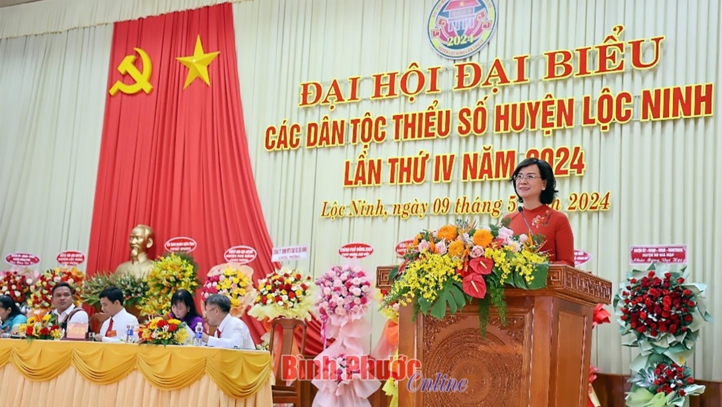 UVBTV Tỉnh ủy, Phó Chủ tịch UBND tỉnh, Trưởng ban chỉ đạo Đại hội đại biểu các DTTS tỉnh Trần Tuyết Minh phát biểu chỉ đạo đại hội các DTTS huyện Lộc Ninh Ảnh: Báo Bình Phước Online)