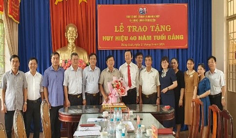 Đảng ủy khối Cơ quan và Doanh nghiệp tỉnh phối hợp với Hội CCB tỉnh tổ chức Lễ trao tặng Huy hiệu 40 năm tuổi Đảng cho đảng viên Huỳnh Văn Nước