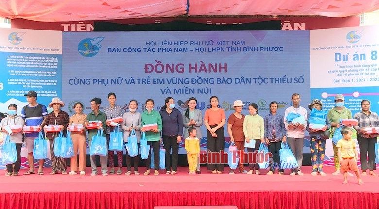 Hỗ trợ vốn vay cho phụ nữ dân tộc thiểu số phát triển sản xuất, kinh doanh. (Ảnh: Báo Bình Phước)