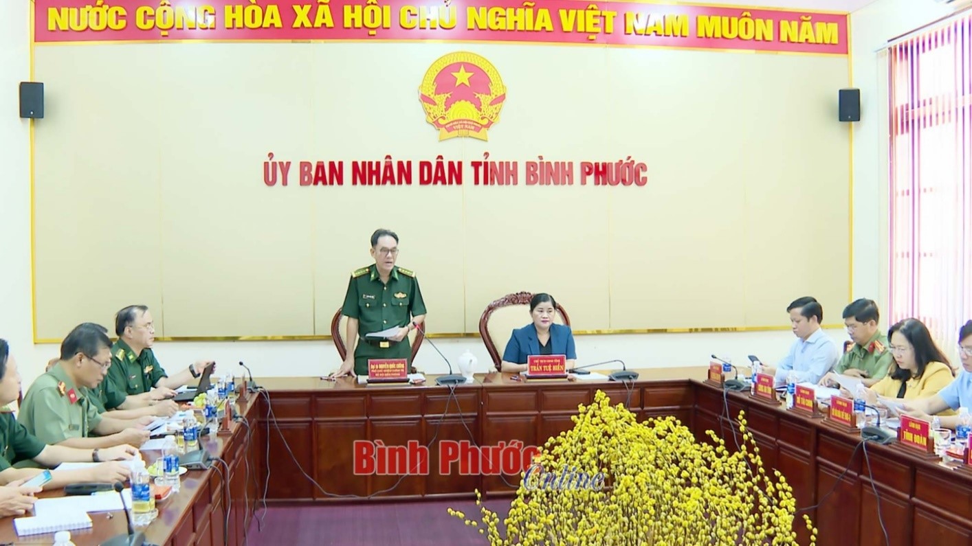 Đại tá Nguyễn Quốc Cường, Phó Chủ nhiệm chính trị Bộ đội Biên phòng trao đổi về một số nội dung trong công tác phối hợp tổ chức chương trình