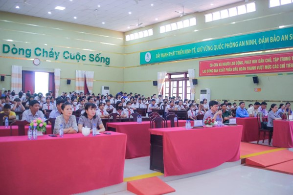 Các đại biểu và các em học sinh, sinh viên tham dự buổi Lễ tuyên dương