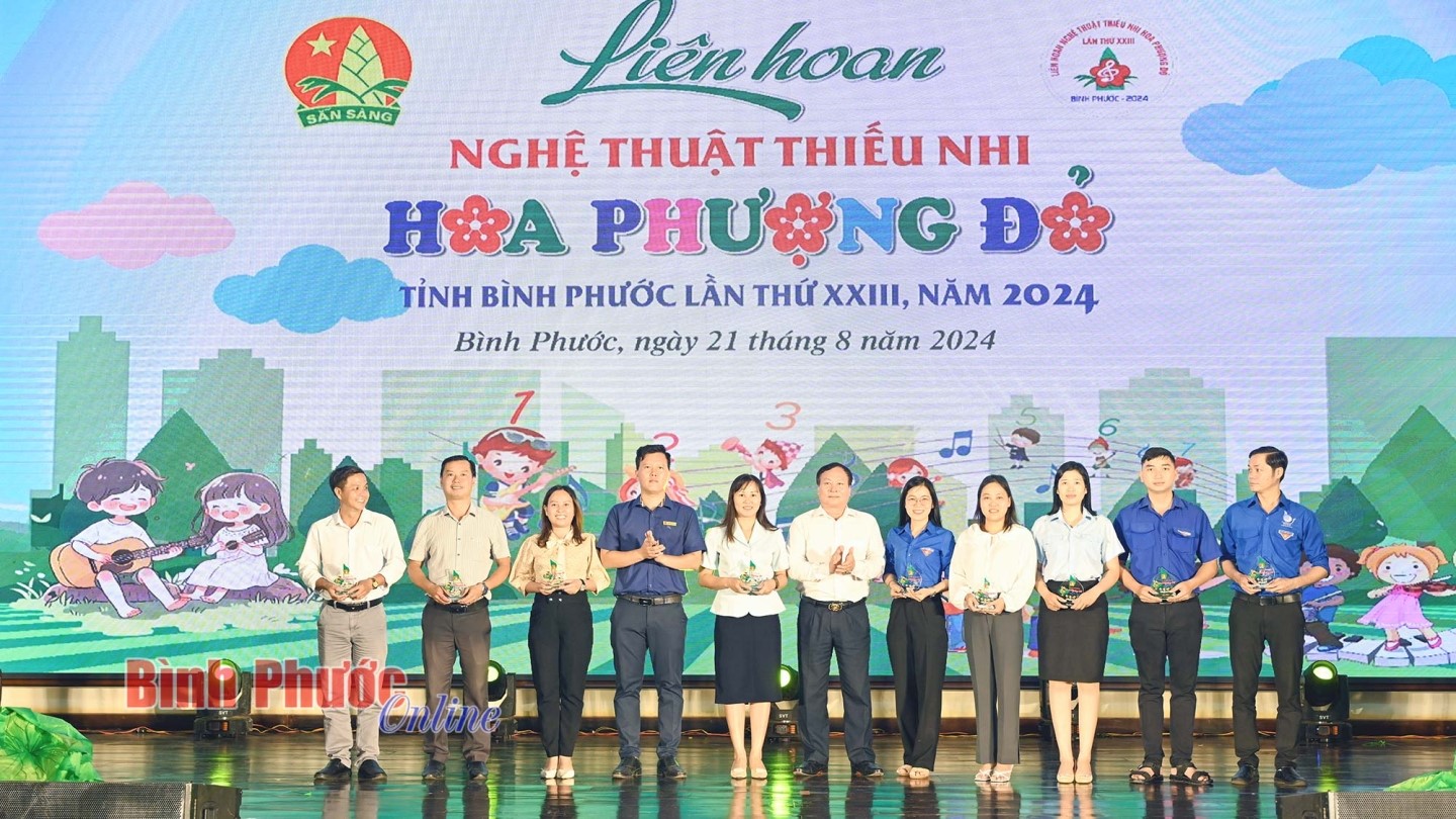 Đồng chí Trịnh Thanh Tuệ - Phó Trưởng Ban Dân vận Tỉnh ủy (áo trắng đứng giữa) và lãnh đạo Tỉnh đoàn trao biểu trưng lưu niệm cho các đơn vị