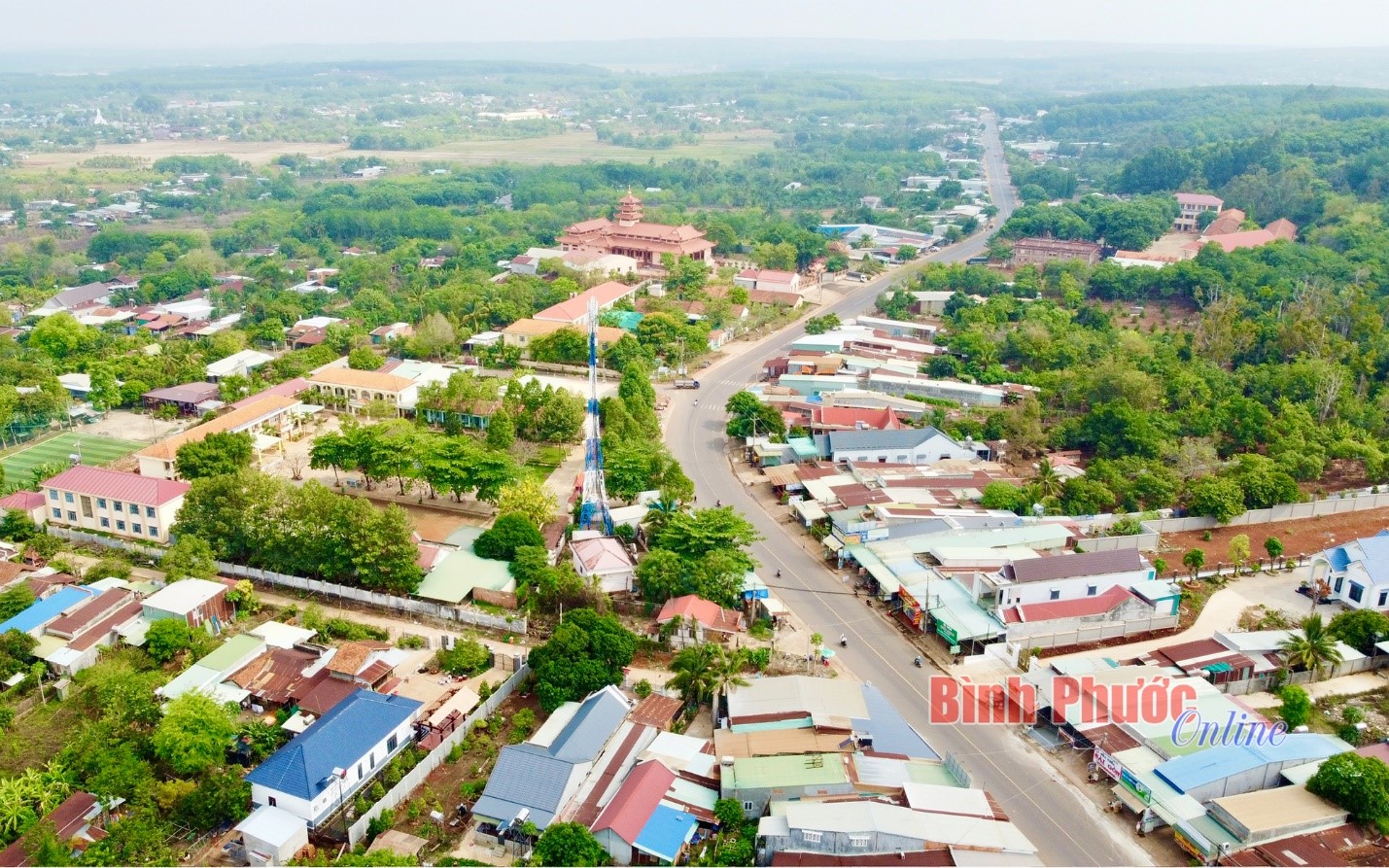 Sau 20 năm thành lập, Bù Đốp ngày nay đã có nhiều đổi khác. Trong ảnh: Một góc cơ sở hạ tầng, khu dân cư ở xã nông thôn mới nâng cao Thiện Hưng, huyện Bù Đốp.                                          Nguồn ảnh: Báo Bình Phước Online