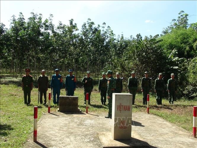 Chiến sĩ Biên phòng Đồn Bù Đốp phối hợp với lực lượng chức năng địa phương tuần tra biên