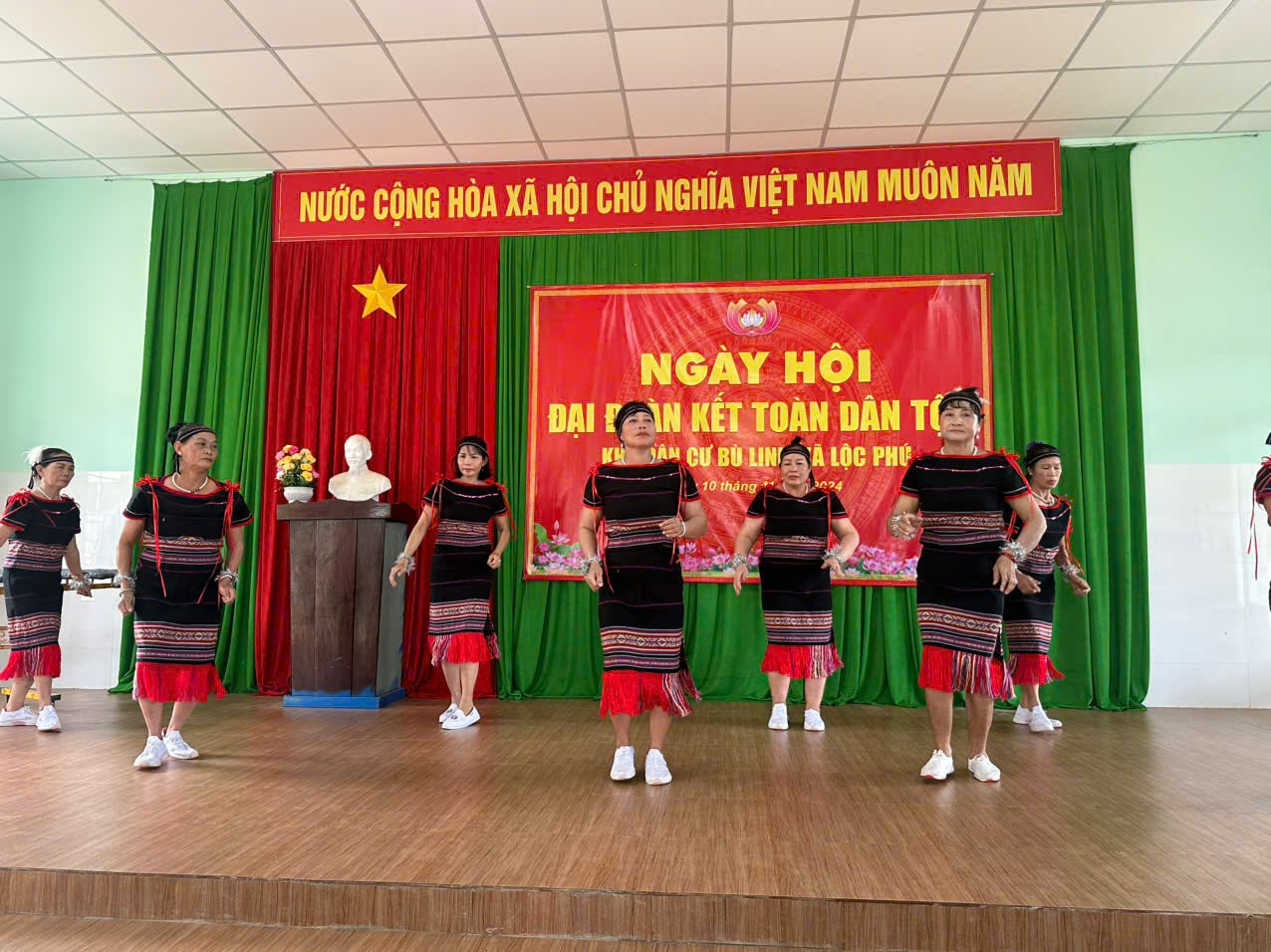 ẤP BÙ LINH, XÃ LỘC PHÚ, HUYỆN LỘC NINH SÔI NỔI TỔ CHỨC NGÀY HỘI ĐẠI ĐOÀN KẾT TOÀN DÂN TỘC Ở KHU DÂN CƯ