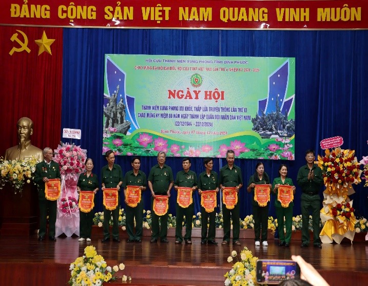 Ban tổ chức tặng Cờ lưu niệm