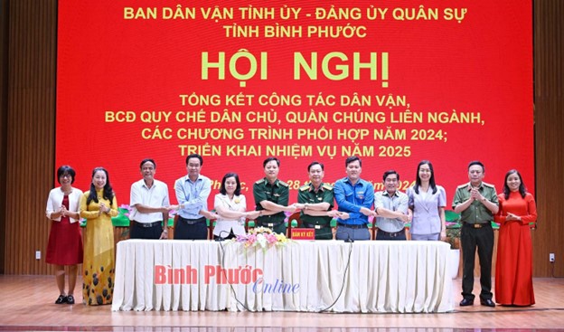 Lãnh đạo các đơn vị ký kết Chương trình phối hợp năm 2025 (Nguồn ảnh: Báo Bình Phước online)