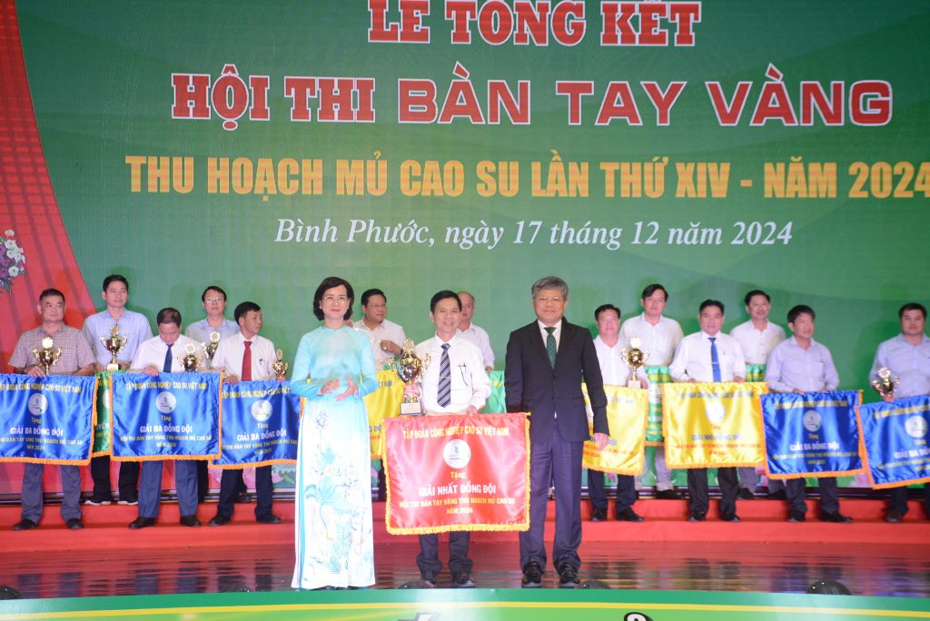 Bà Trần Tuyết Minh - UV BTV Tỉnh ủy, Phó Chủ tịch UBND tỉnh Bình Phước và ông Trần Công Kha - Bí thư Đảng ủy, Chủ tịch HĐQT VRG trao giải nhất cho Cao su Đồng Phú