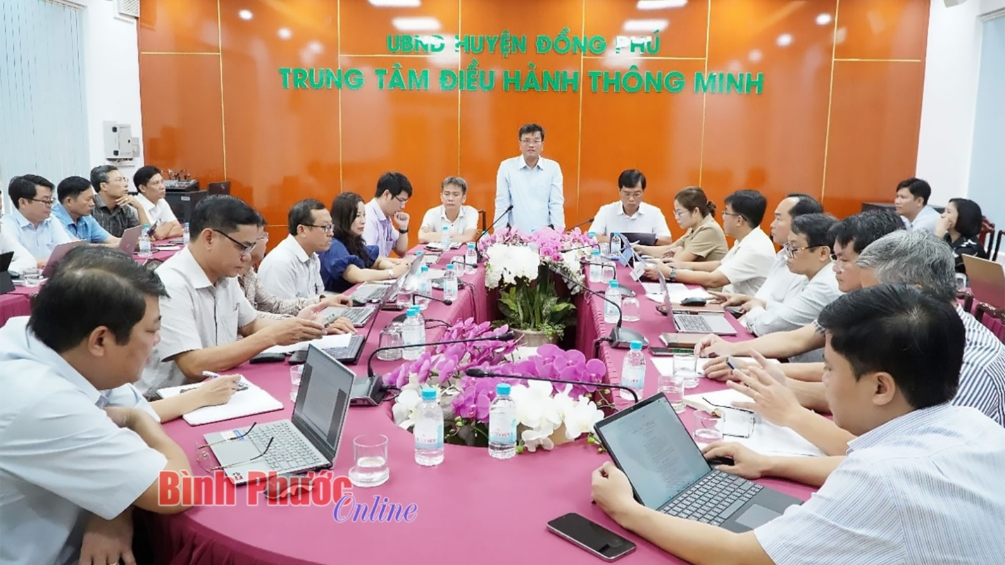 Thường trực UBND huyện Đồng Phú chủ trì họp lãnh đạo các cơ quan chuyên môn, đơn vị sự nghiệp và UBND các xã, thị trấn nhằm thống nhất một số danh mục trong kế hoạch đầu tư công  (Ảnh: Báo Bình Phước Online)